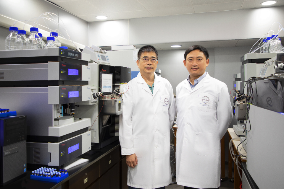 化學系講座教授蔡宗葦教授（左）和生物系助理教授楊鑄教授，發現微塑膠和納米塑膠等肉眼難以察覺的空氣污染物會危害肺部健康。 
